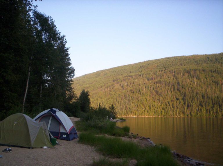 Camping_by_Barriere_Lake,_British_Columbia_-_20040801_compressor